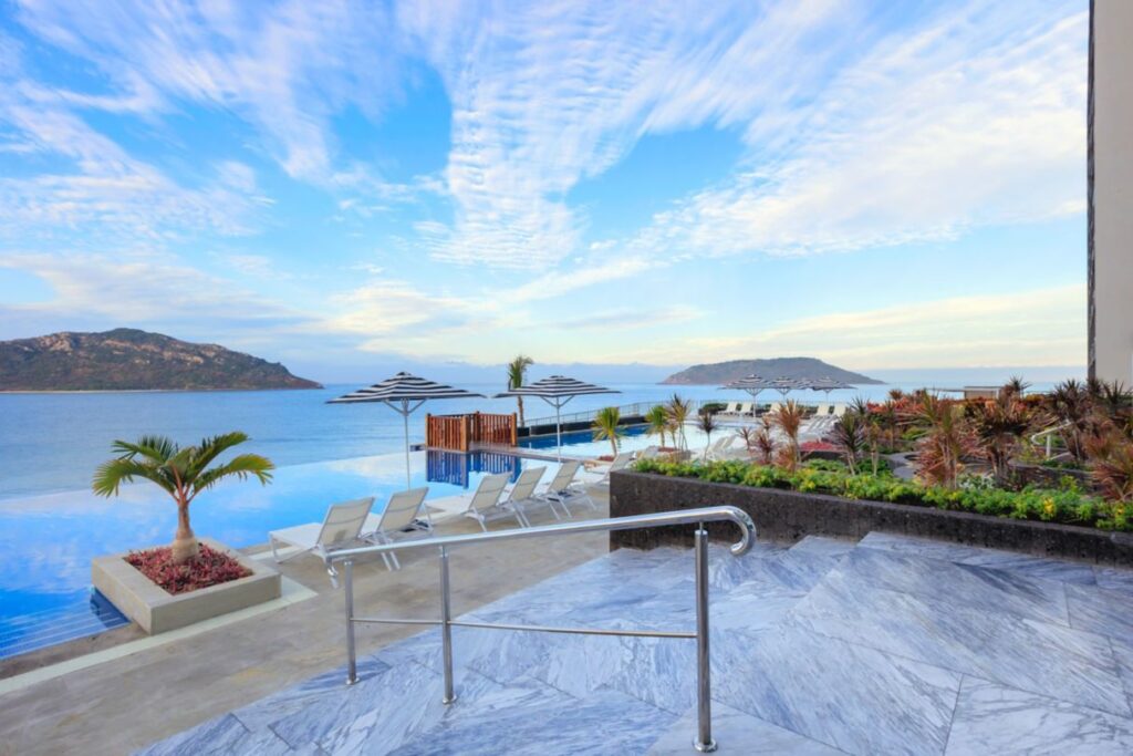 Courtyard Marriott poolside panoramic view